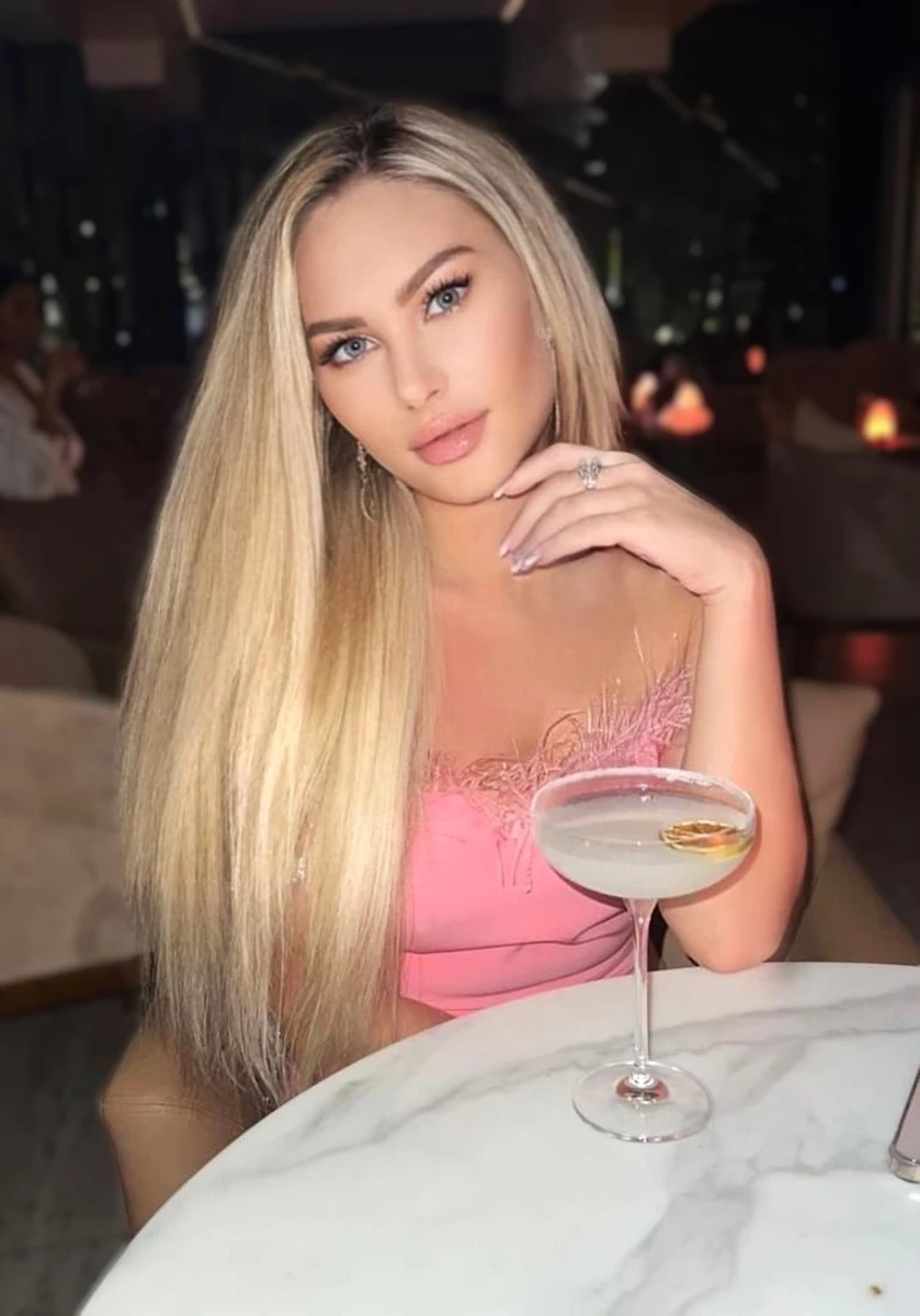 Aksena escort in London