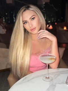 Aksena escort in London