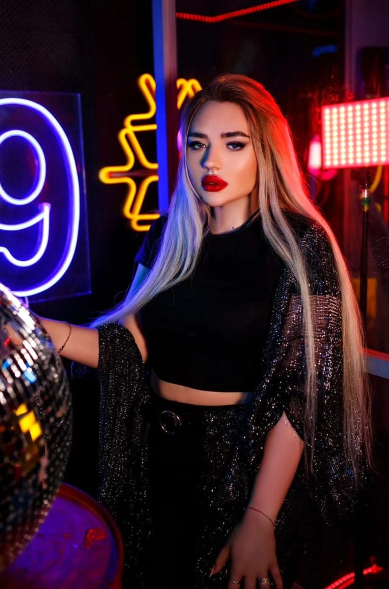 Inessa escort in London