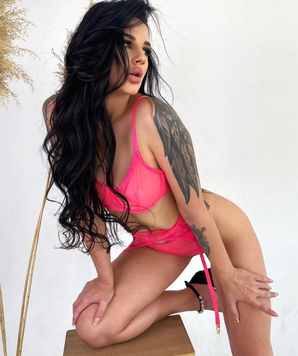 Leonika escort in London